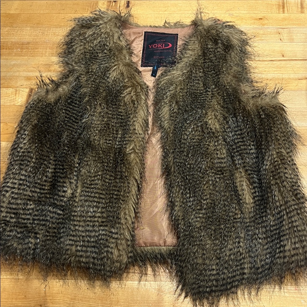 Yoki Textured Faux Fur Vest in Brown and Black